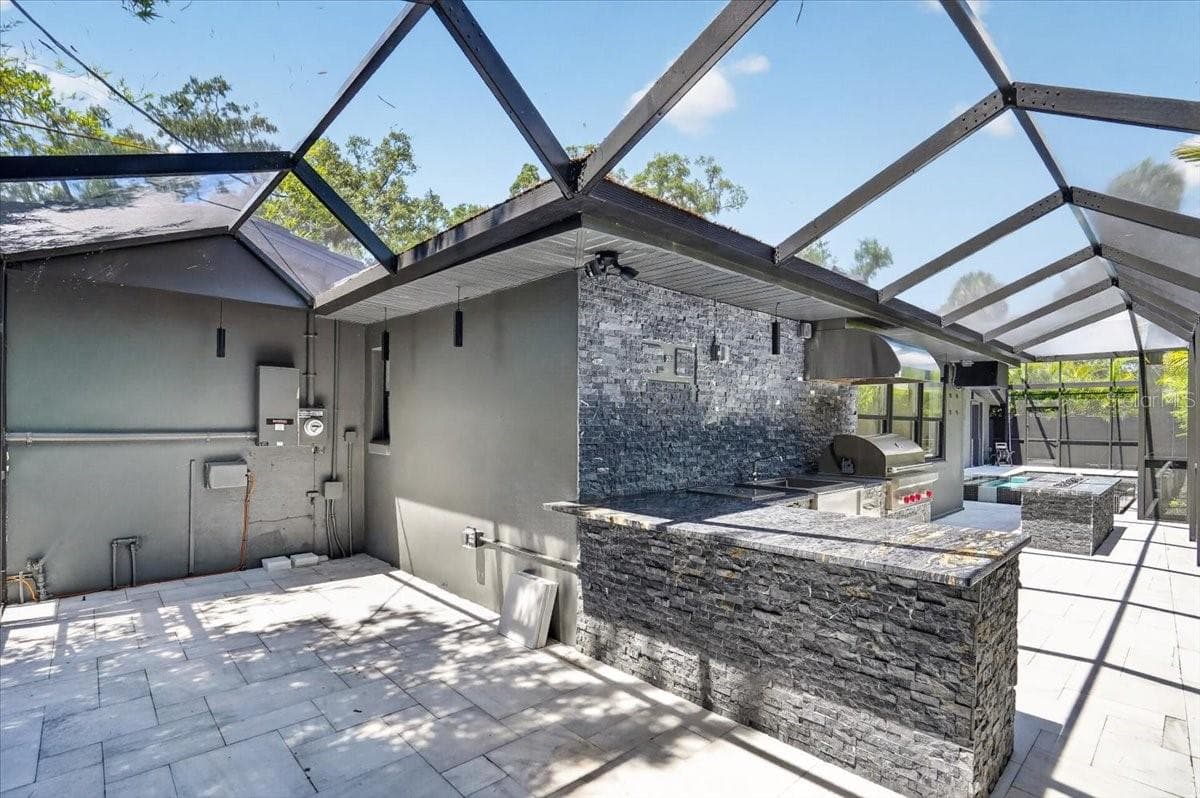 Outdoor Dining area - 2708 N DUNDEE ST, TAMPA