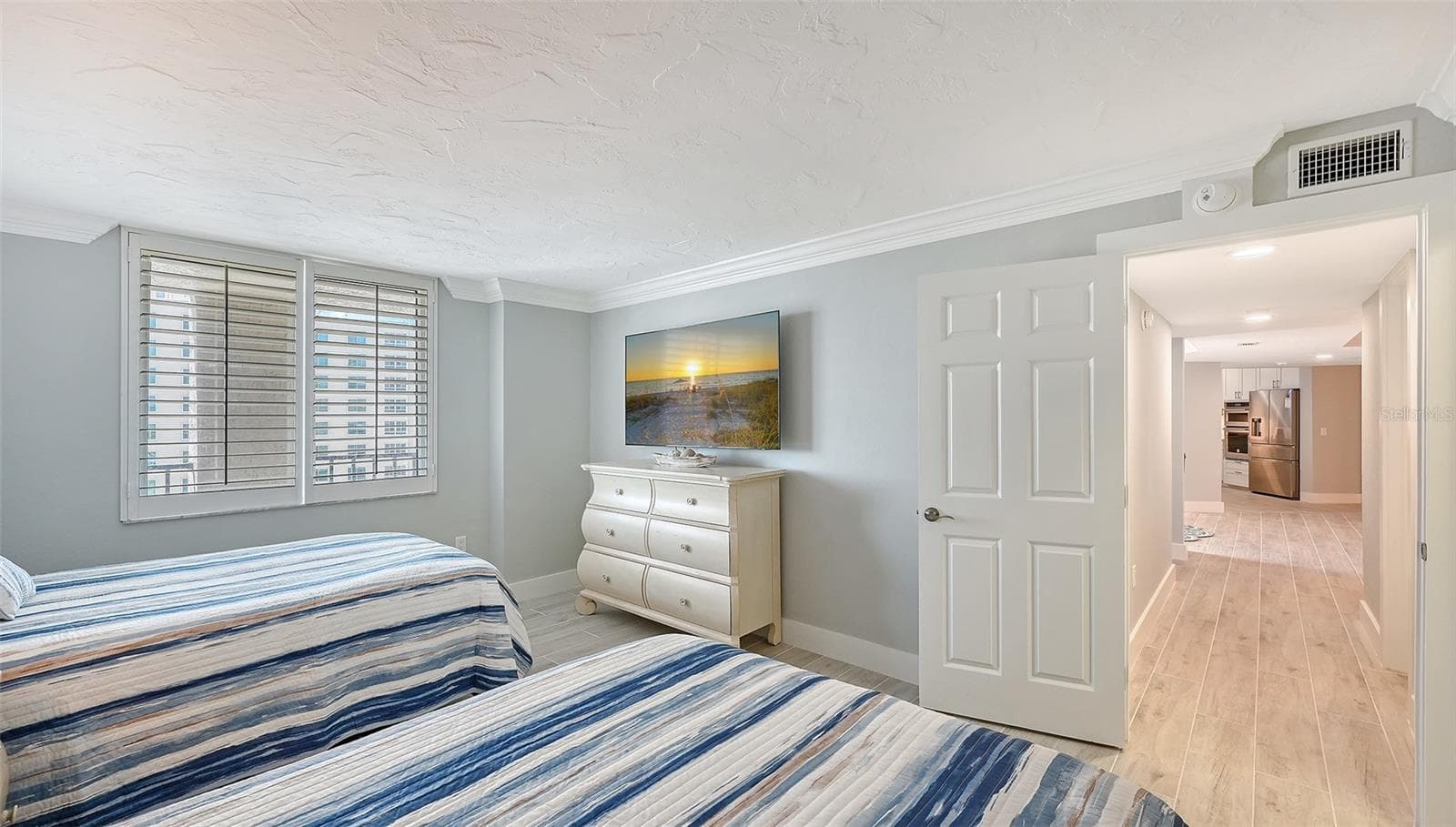 Oversized Guest Bedroom - 5880 MIDNIGHT PASS RD #907, SARASOTA