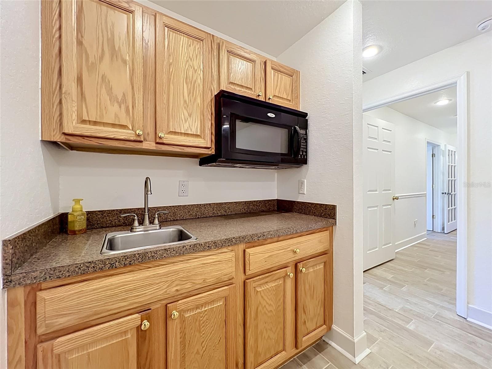 MIL microwave & sink kitchenette/dinette - 2300 PINE MEADOWS PL, CHULUOTA