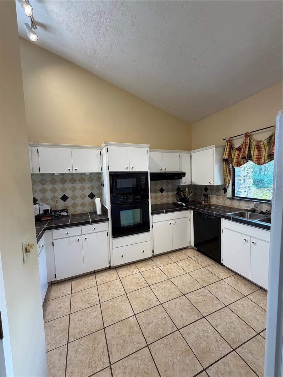 Single Family Residence at 8 CANTERBURY DR, HAINES CITY, photo 9 of 47