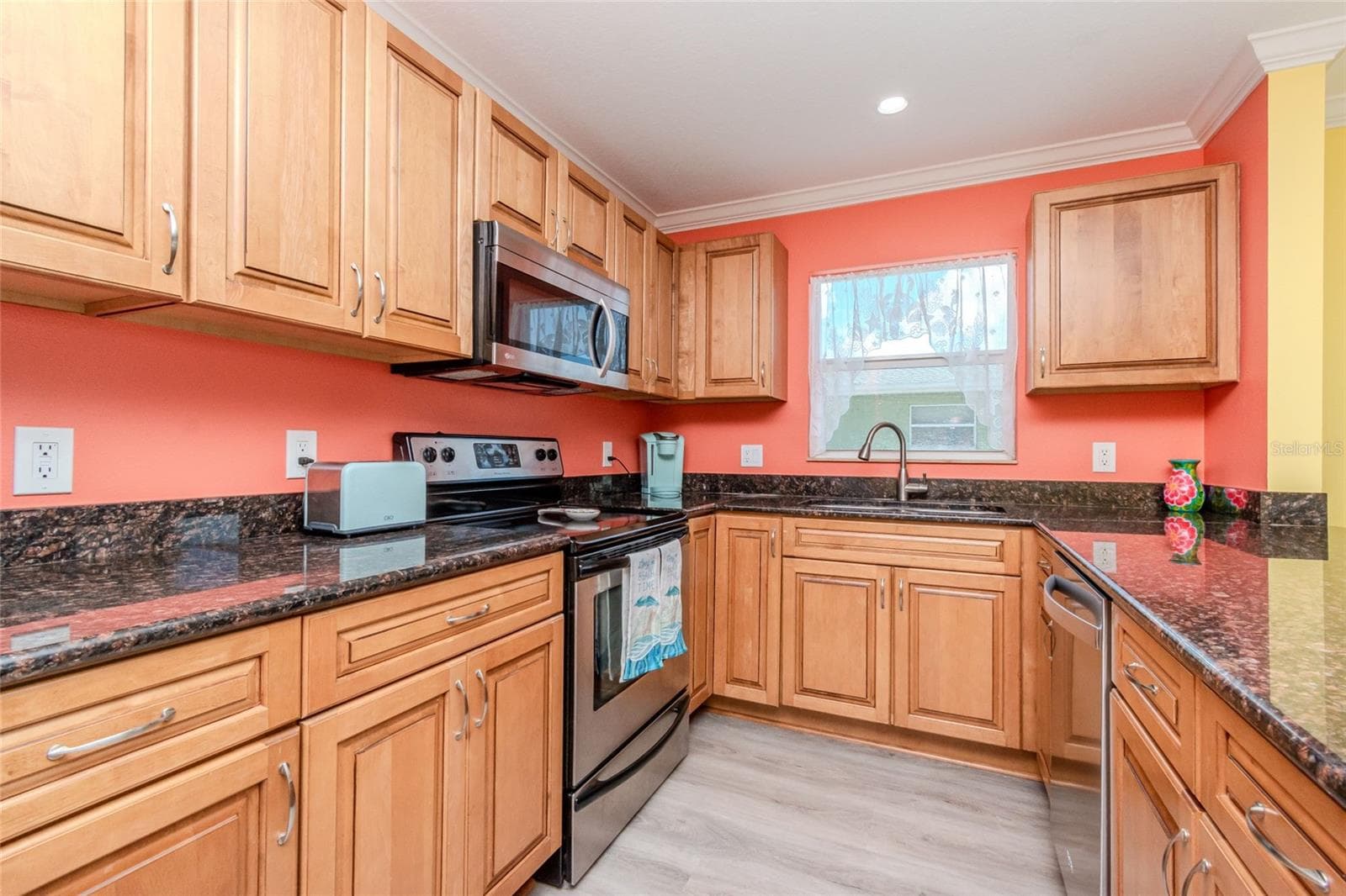 LOTS AND LOTS OF CUPBOARDS - 5605 SHORE BLVD S #1B, GULFPORT