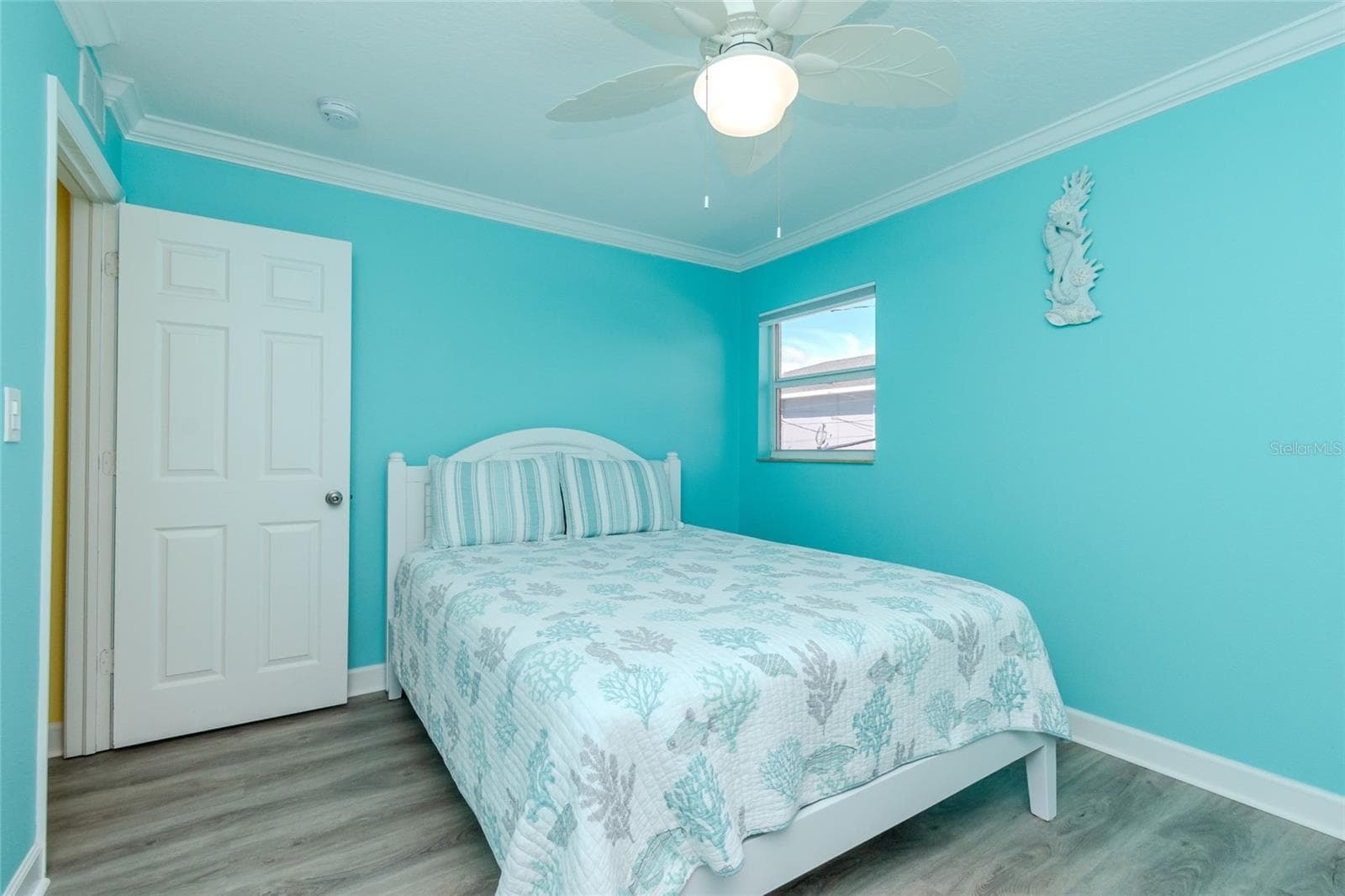 BIG MASTER BEDROOM WITH ENSUITE BATHROOM - 5605 SHORE BLVD S #1B, GULFPORT