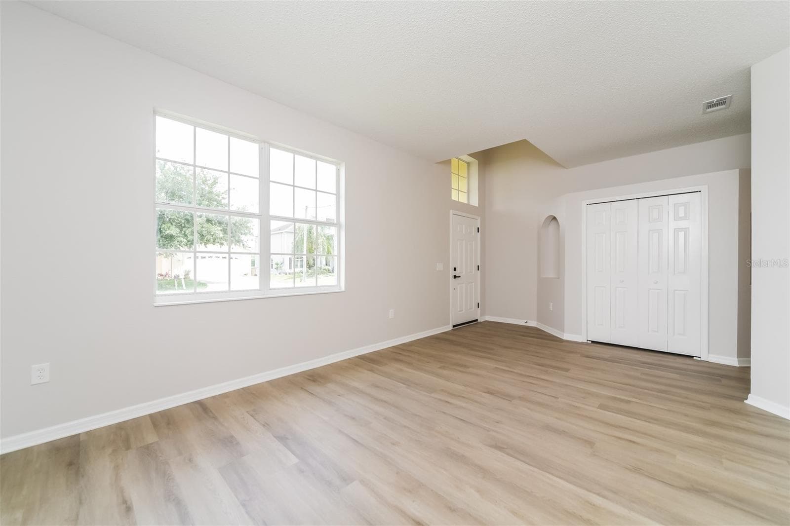 Single Family Residence at 539 BRENTFORD CT, KISSIMMEE, photo 2 of 15