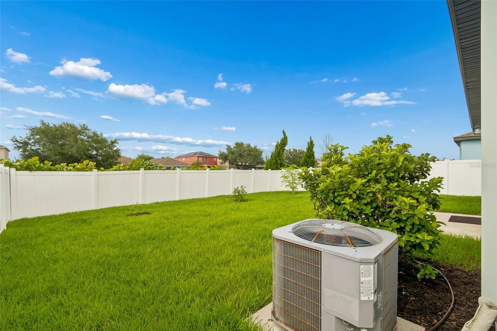 Backyard featuring lush lawn. - 1261 ANCHOR BEND DR, RUSKIN
