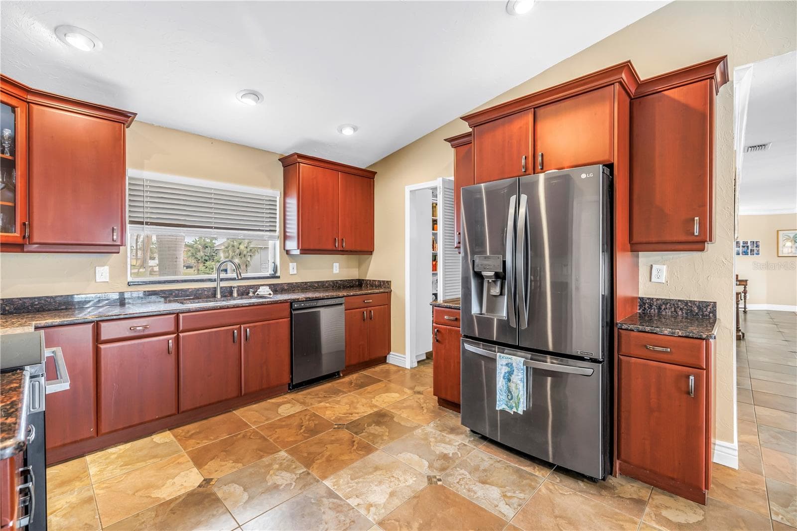 Huge Kitchen with Custom Pantry. - 4911 PALMETTO POINT DR, PALMETTO
