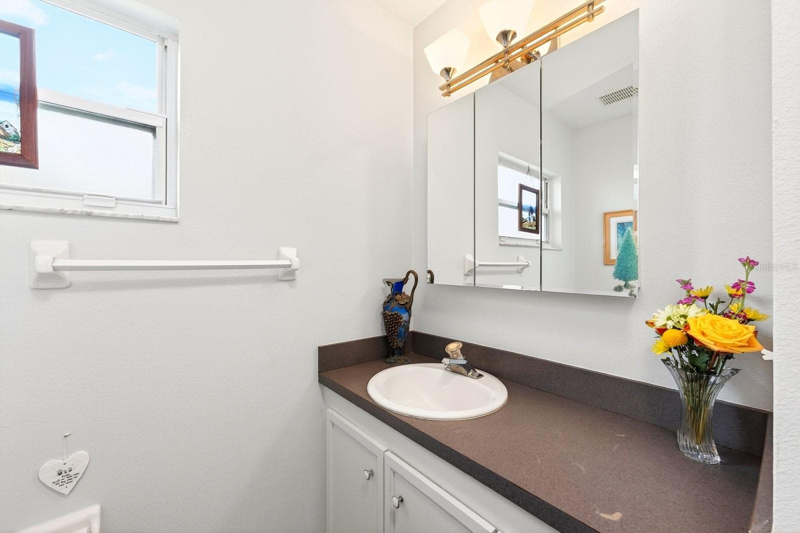 A full guest Bathroom is located near the secondary Bedrooms, perfect for accommodating friends or family. - 2706 HARGILL DR, ORLANDO