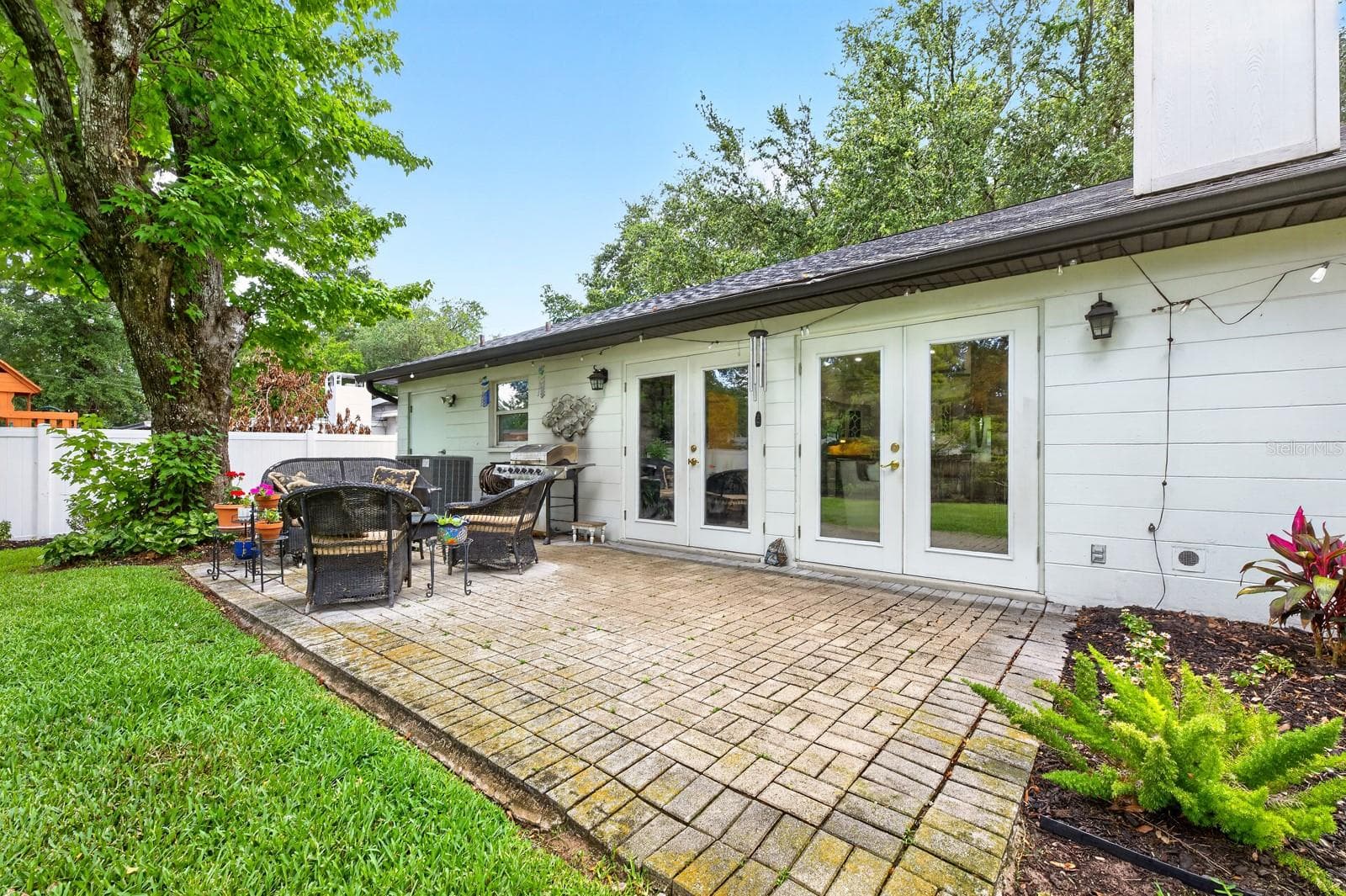 Step outside and enjoy the home’s beautifully landscaped BACKYARD RETREAT with NEW SOD added in 2023. - 2706 HARGILL DR, ORLANDO