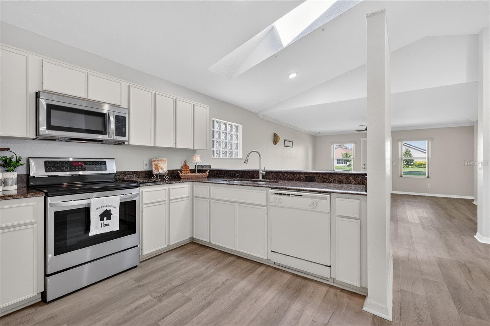Skylight fills the kitchen with beautiful natural light. - 17808 SE 115TH CT, SUMMERFIELD