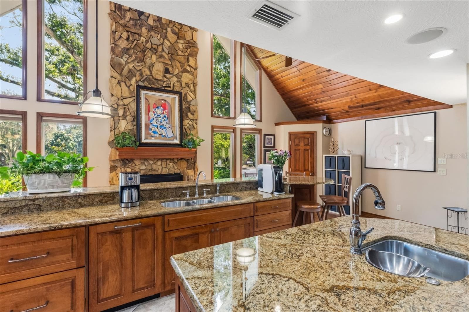 Kitchen Island / Counter - 1944 LEVINE LN, CLEARWATER
