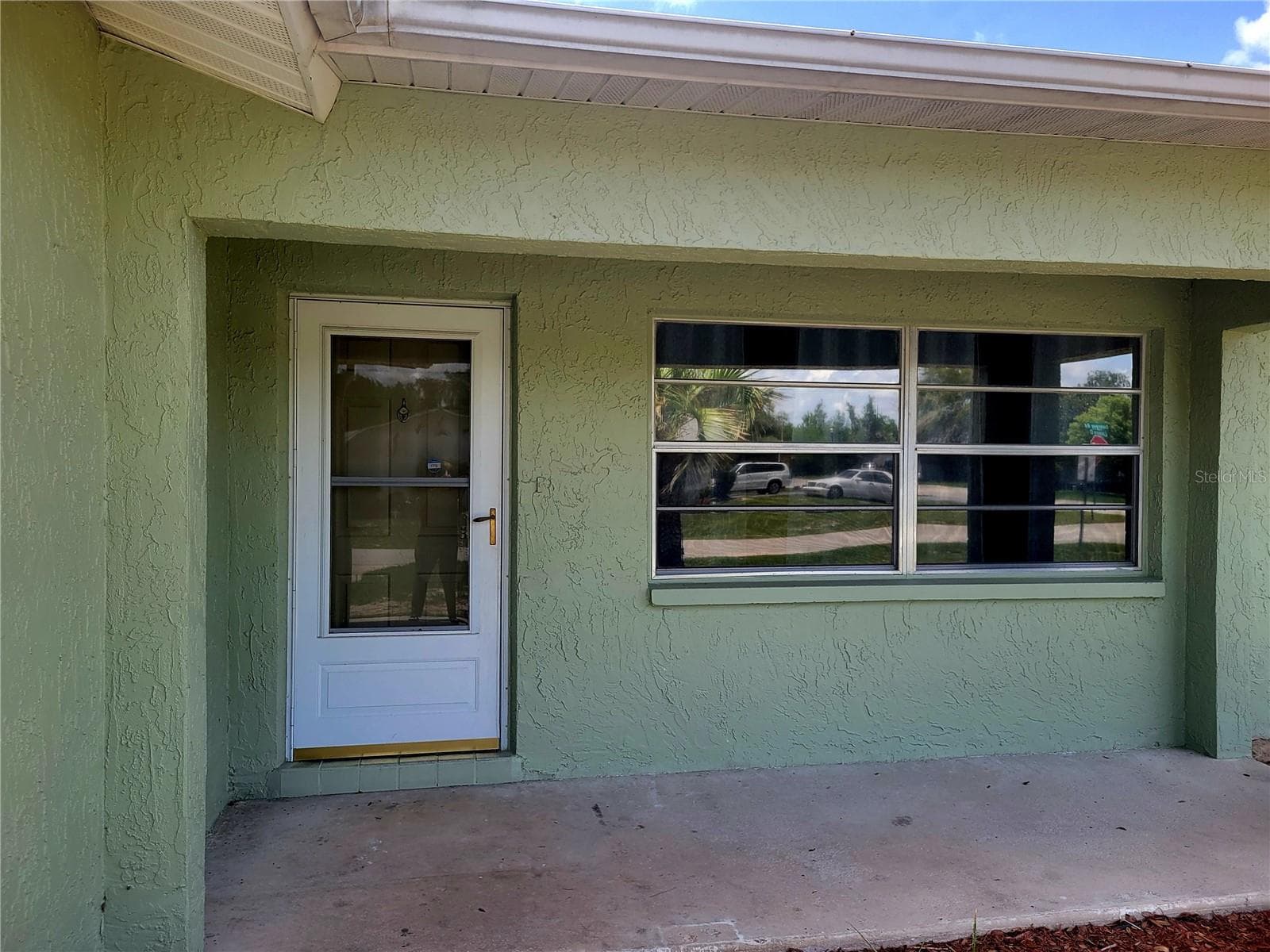Front Entry and porch area - 9022 LINGROVE RD, WEEKI WACHEE