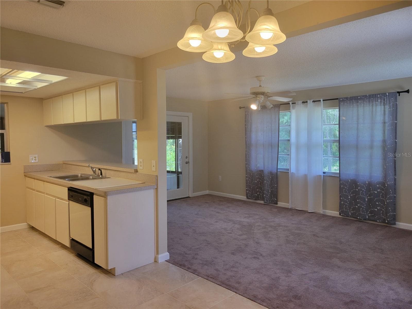 Large tiles in wet areas - 9022 LINGROVE RD, WEEKI WACHEE