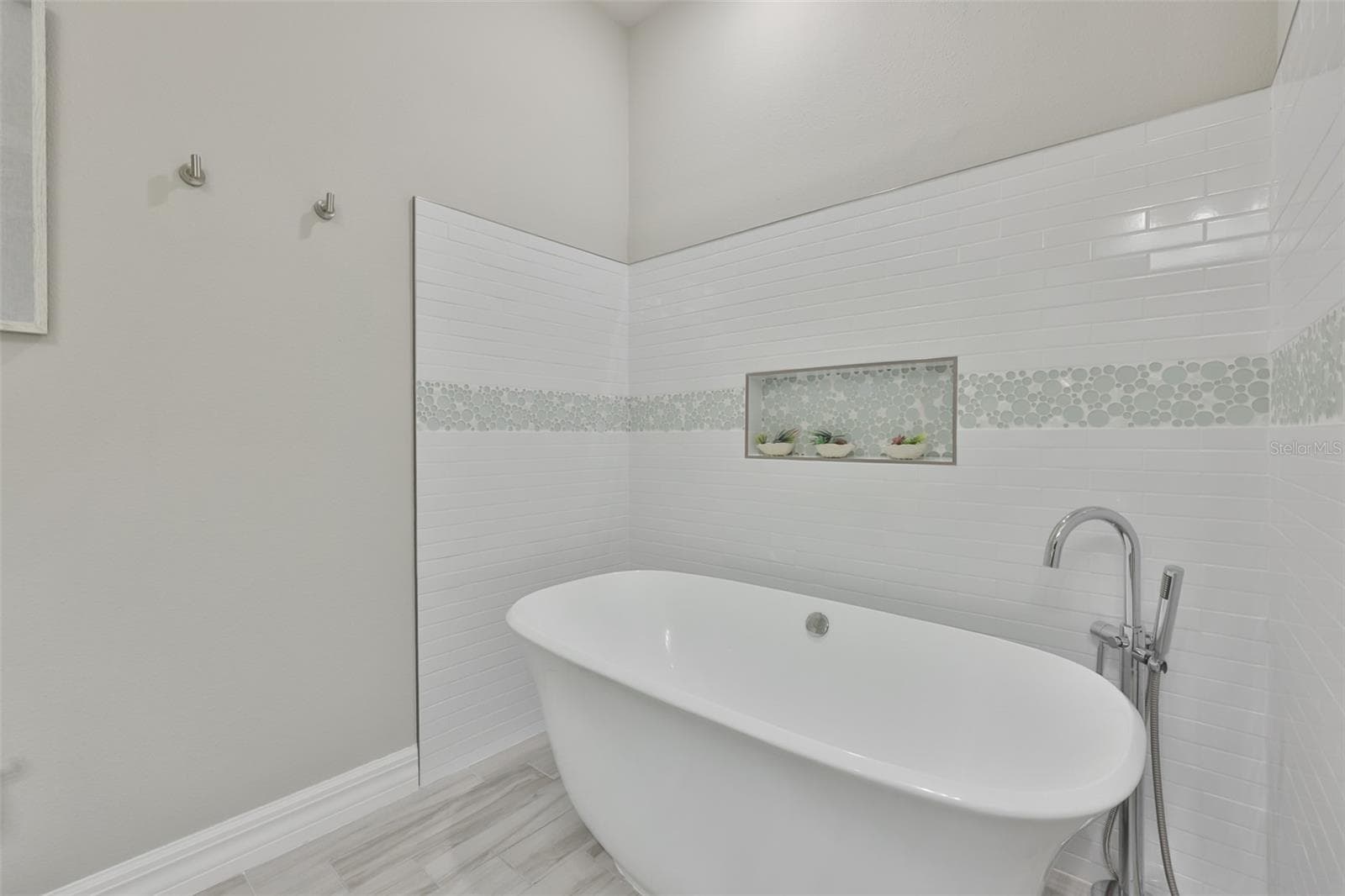 Shared Bath for Bedroom 1 and 2 - 18824 ALDER GLEN DR, LUTZ