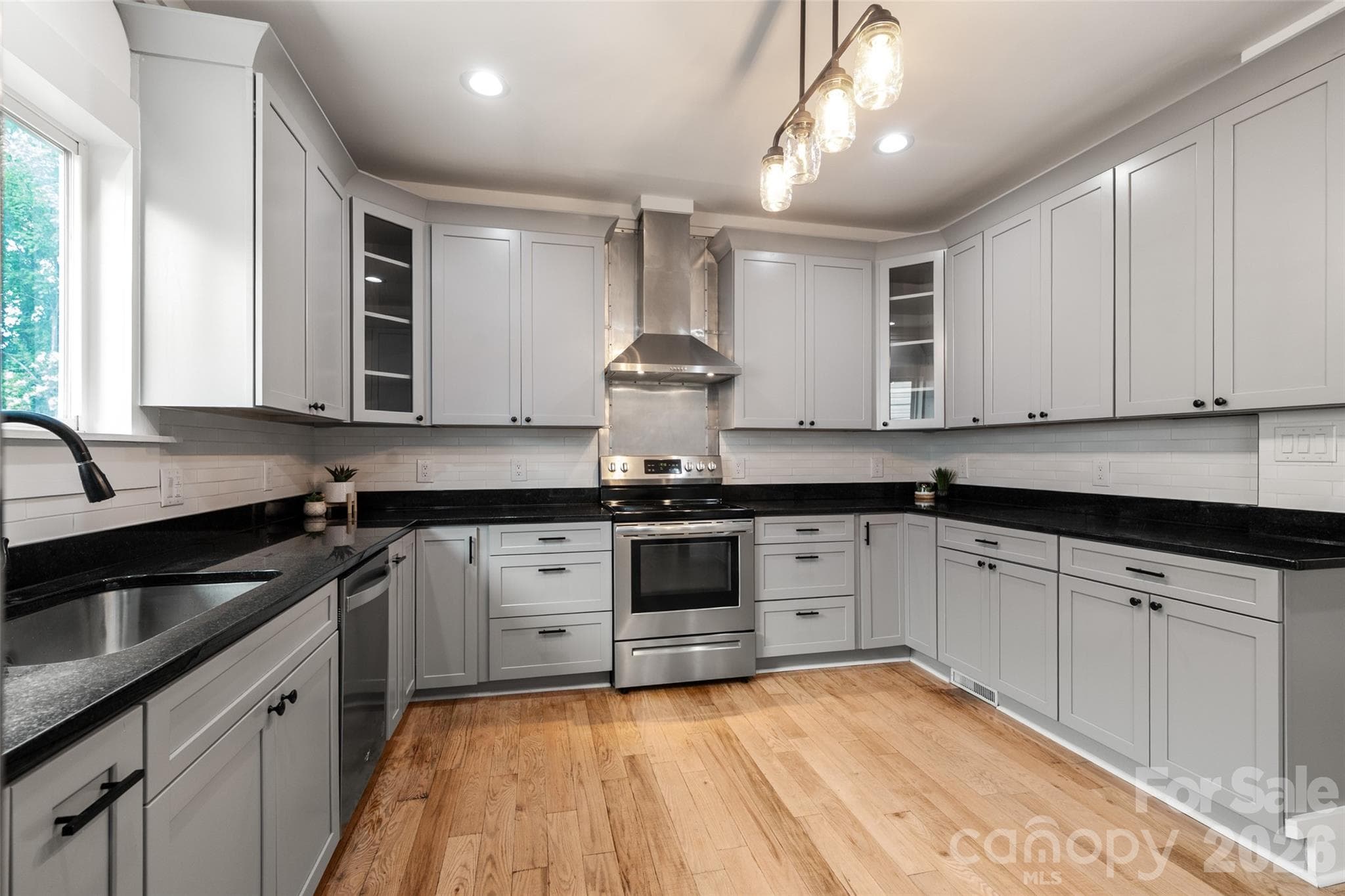 Oversize kitchen - 174 Tournament Drive SW, Concord