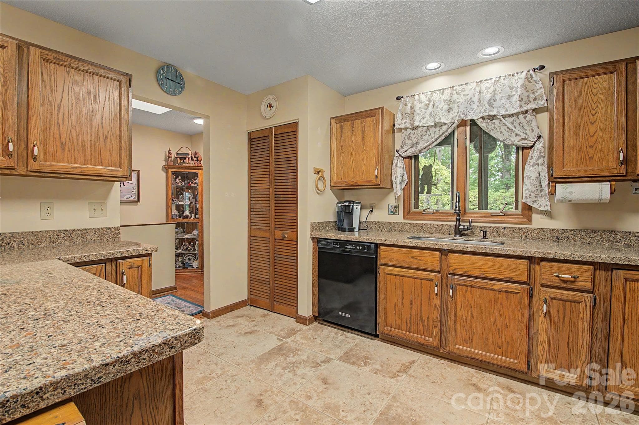 Spacious Kitchen with Quartz Countertops. - Horse Shoe