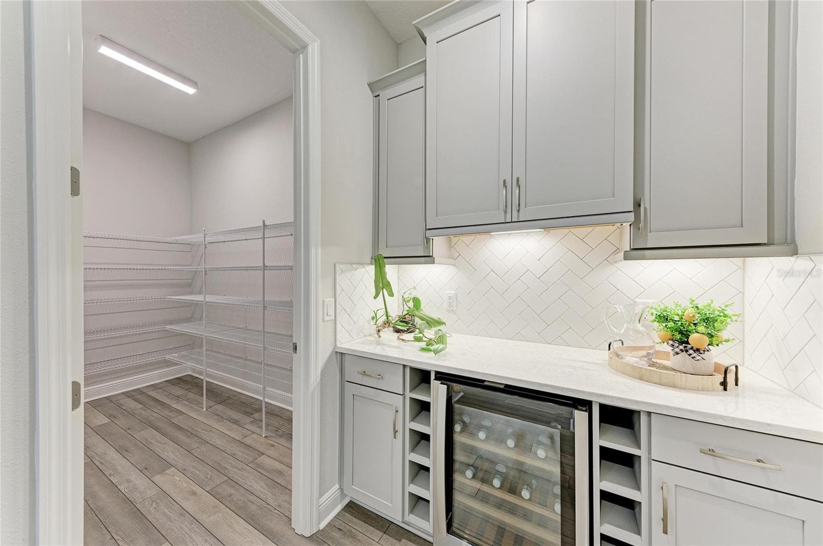 Impressive butler's pantry with extensive storage - 17725 ROOST PL, LAKEWOOD RANCH