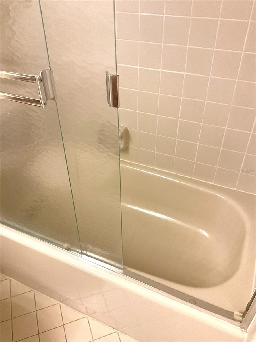 Tub-shower Bathroom #2 - 6322 PALMA DEL MAR BLVD S #G402, ST PETERSBURG