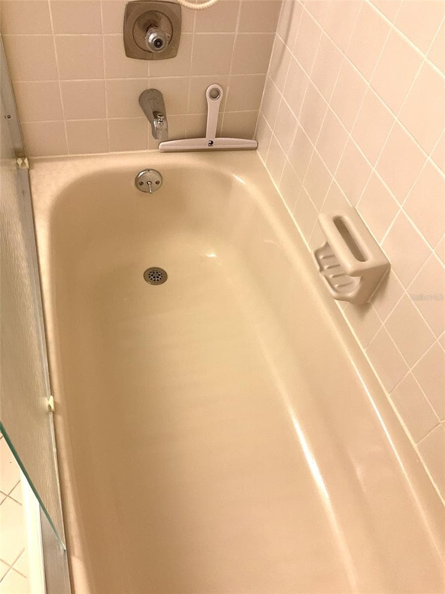 Tub/tile in excellent condition Bathroom #2 - 6322 PALMA DEL MAR BLVD S #G402, ST PETERSBURG