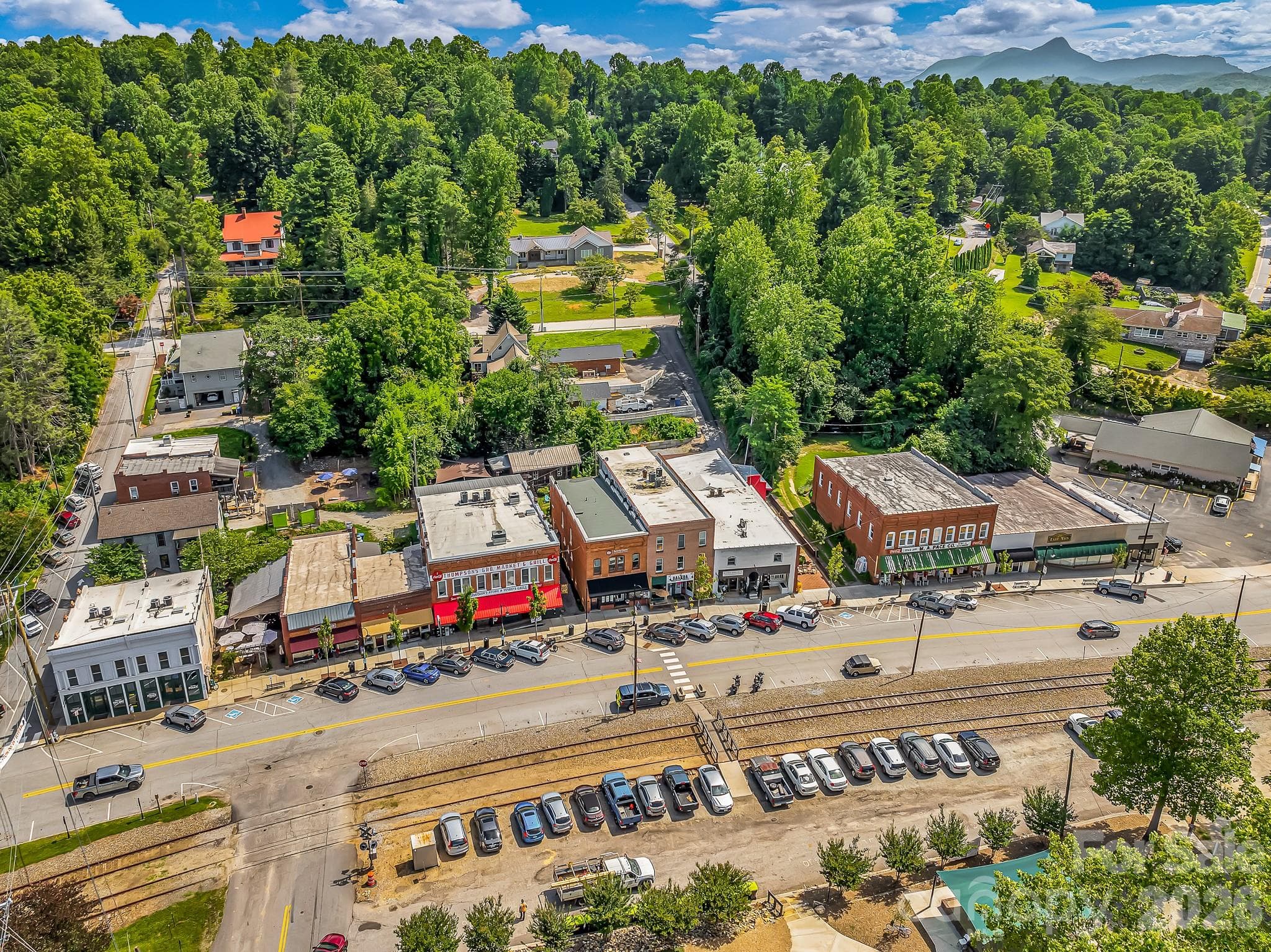 4 Minutes or 0.2 mile stroll to Historic Downtown Saluda - 75 Charles Street, Saluda