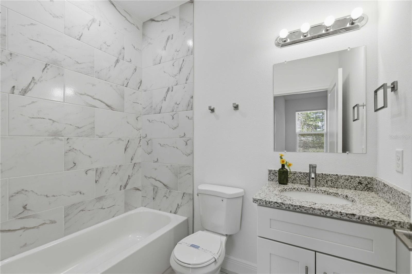 ENSUITE BATHROOM - 1985 W CORRINE ST, DUNNELLON