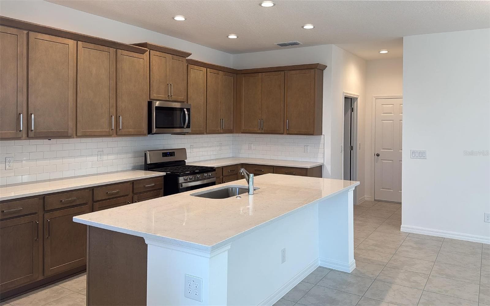 Single Family Residence at 6863 SPANISH IMPERIAL ST, HOWEY IN THE HILLS, photo 3 of 15