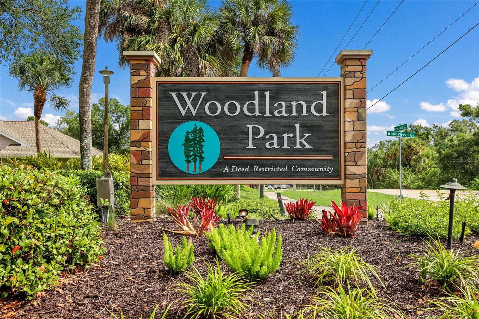 Tucked away quaint and quiet Woodland Park. Centrally located in Sarasota. - 851 FAULKWOOD CT, SARASOTA