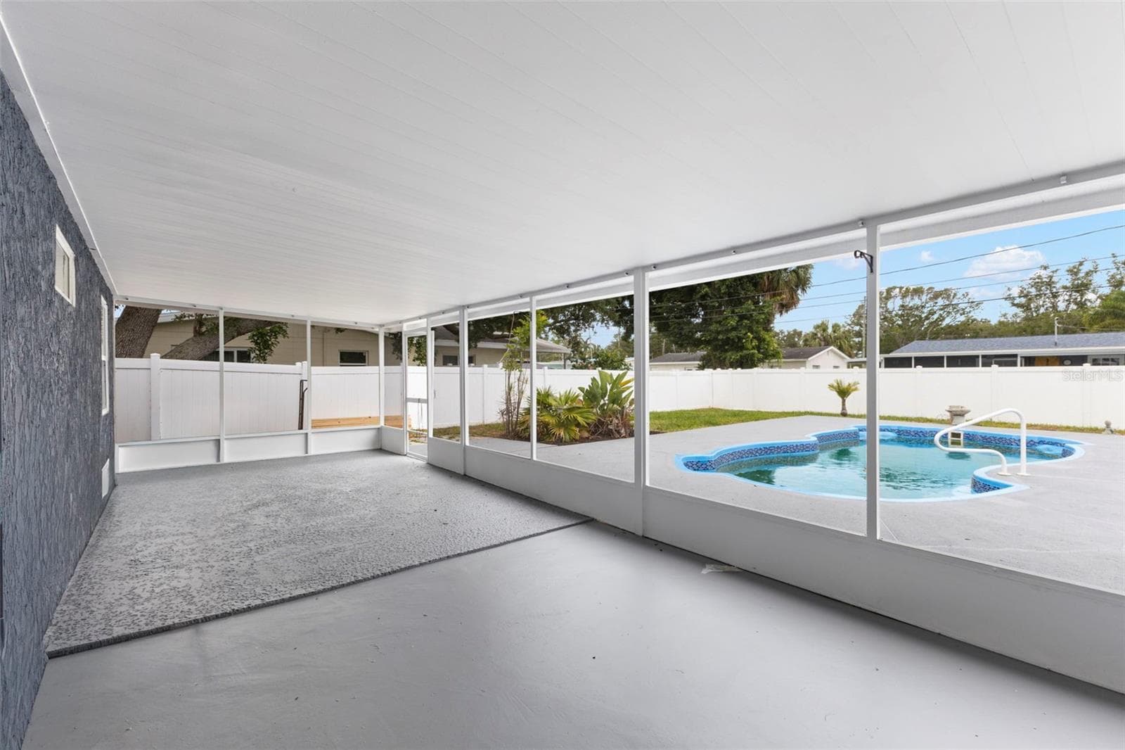 Large screened in lanai - 4430 CARSON ST NE, ST PETERSBURG