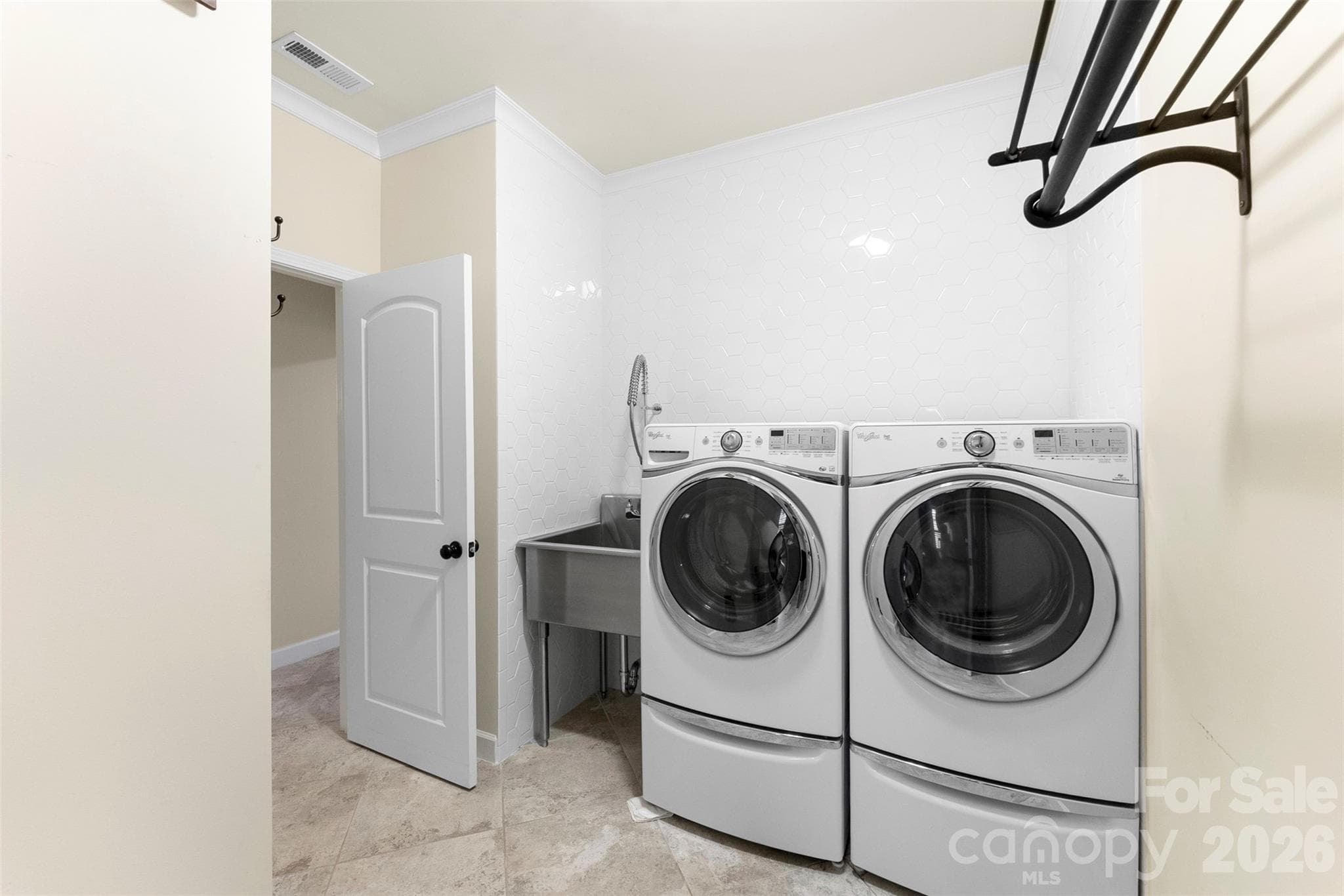 Laundry Room with sink - 3411 Stags Leap Way, York