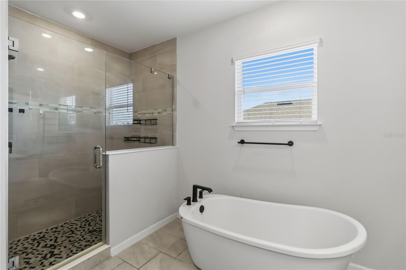 Soaking tub and shower - 4519 LIONS GATE AVE, CLERMONT