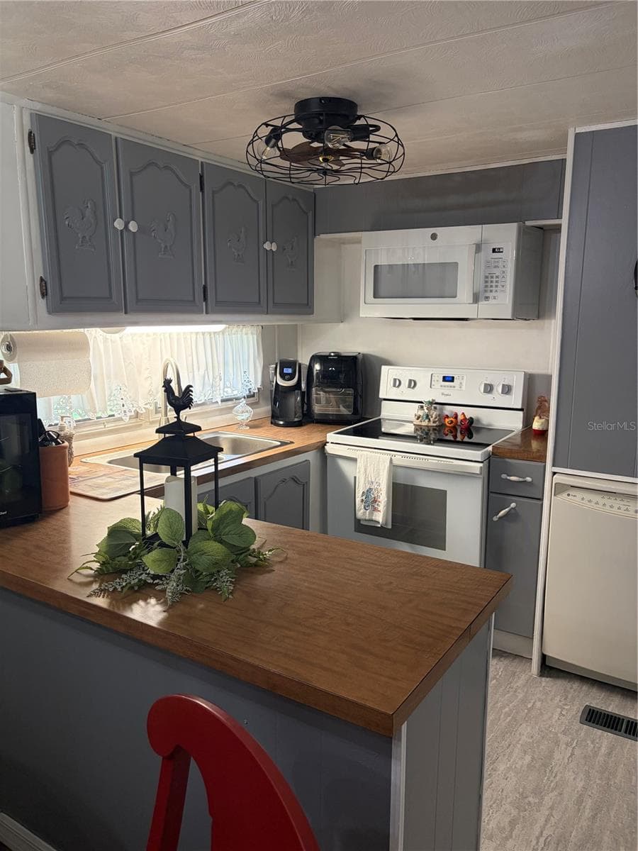 Charming step saver kitchen with plenty of storage and counter space. - 723 ROMA RD, VENICE