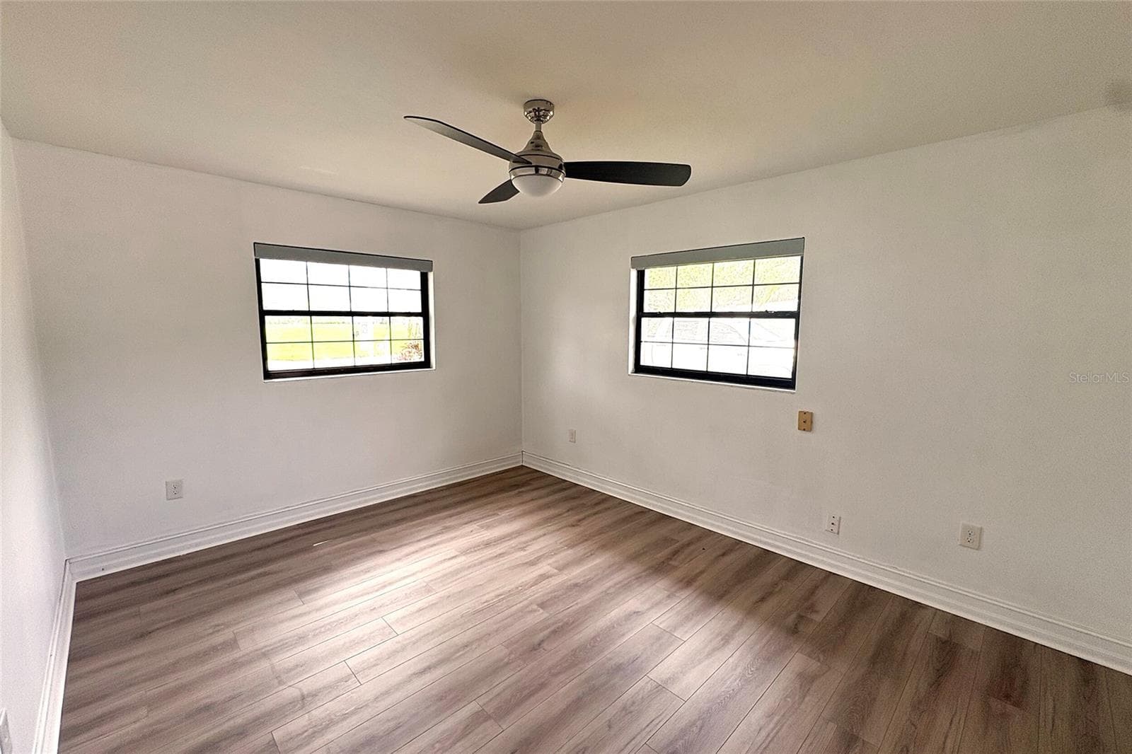 Single Family Residence at 1349 VIEWTOP DR, CLEARWATER, photo 16 of 31