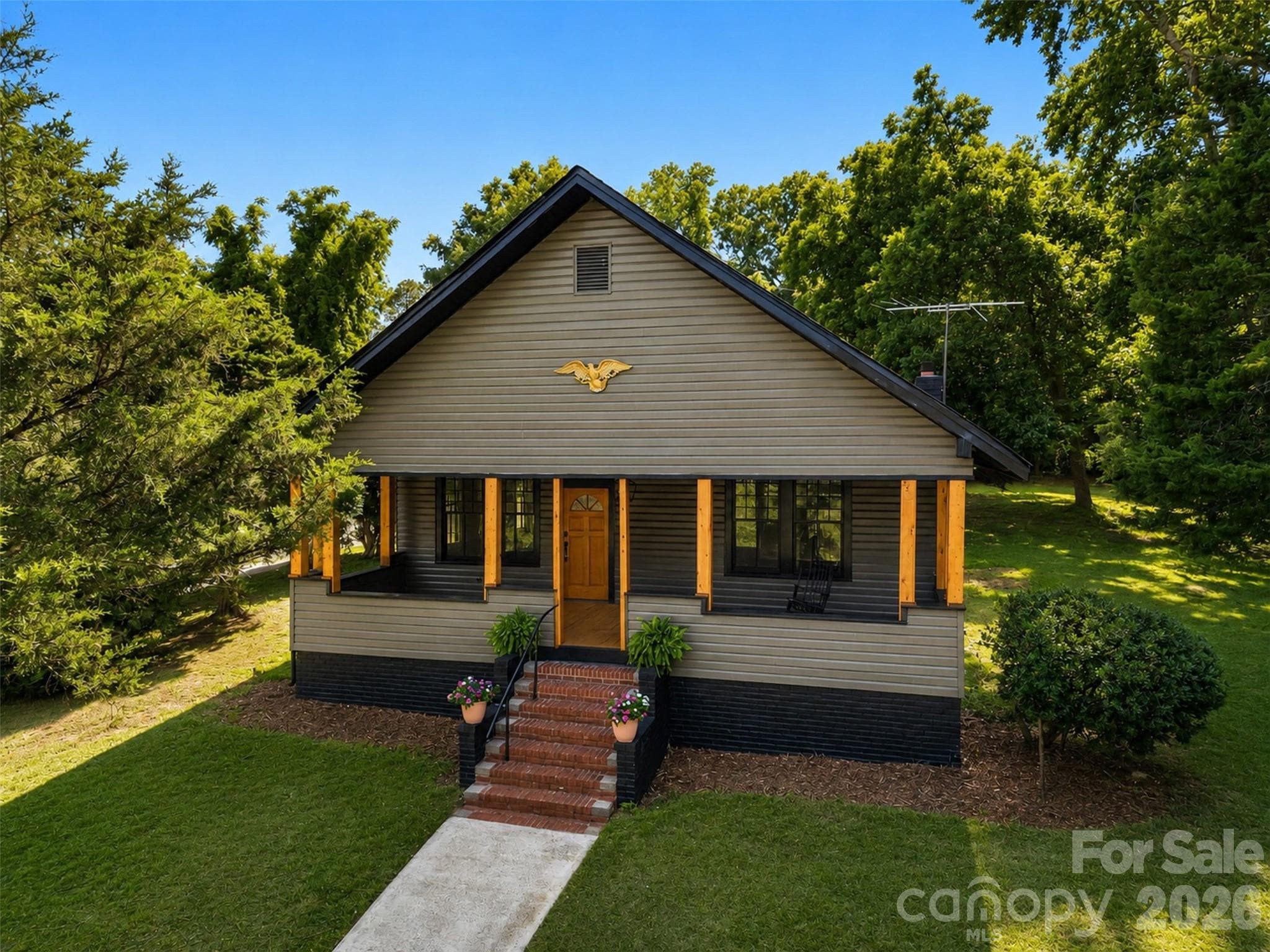 Single Family Residence at 32 Pinecrest Avenue, Great Falls, photo 2 of 45