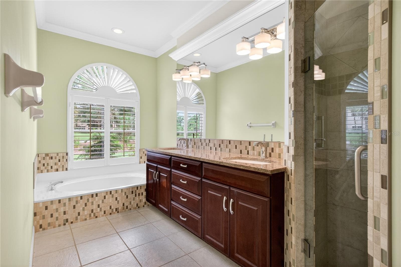 Primary ensuite bath with garden tub, separate shower, double sinks, granite counters - 6948 STONEYWALK CT, BRADENTON