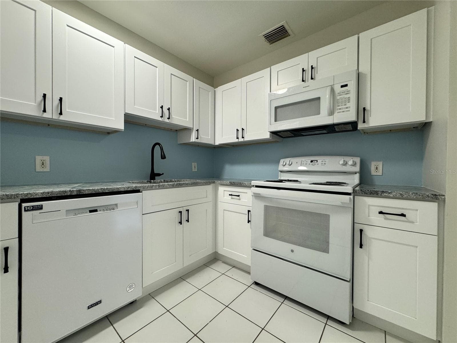 260 unit kitchen with new cabinets and appliances - 260 20TH AVE S, ST PETERSBURG