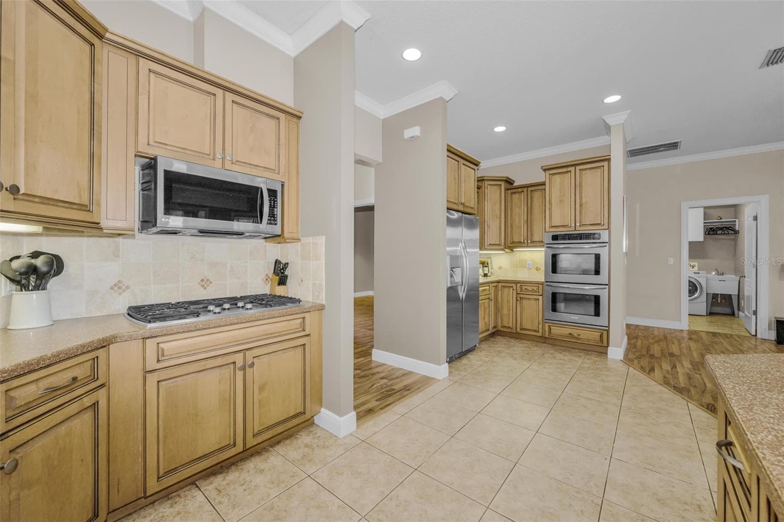 NATURAL GAS STOVE, NEWER MICROWAVE - 1888 BUGLE LN, CLEARWATER