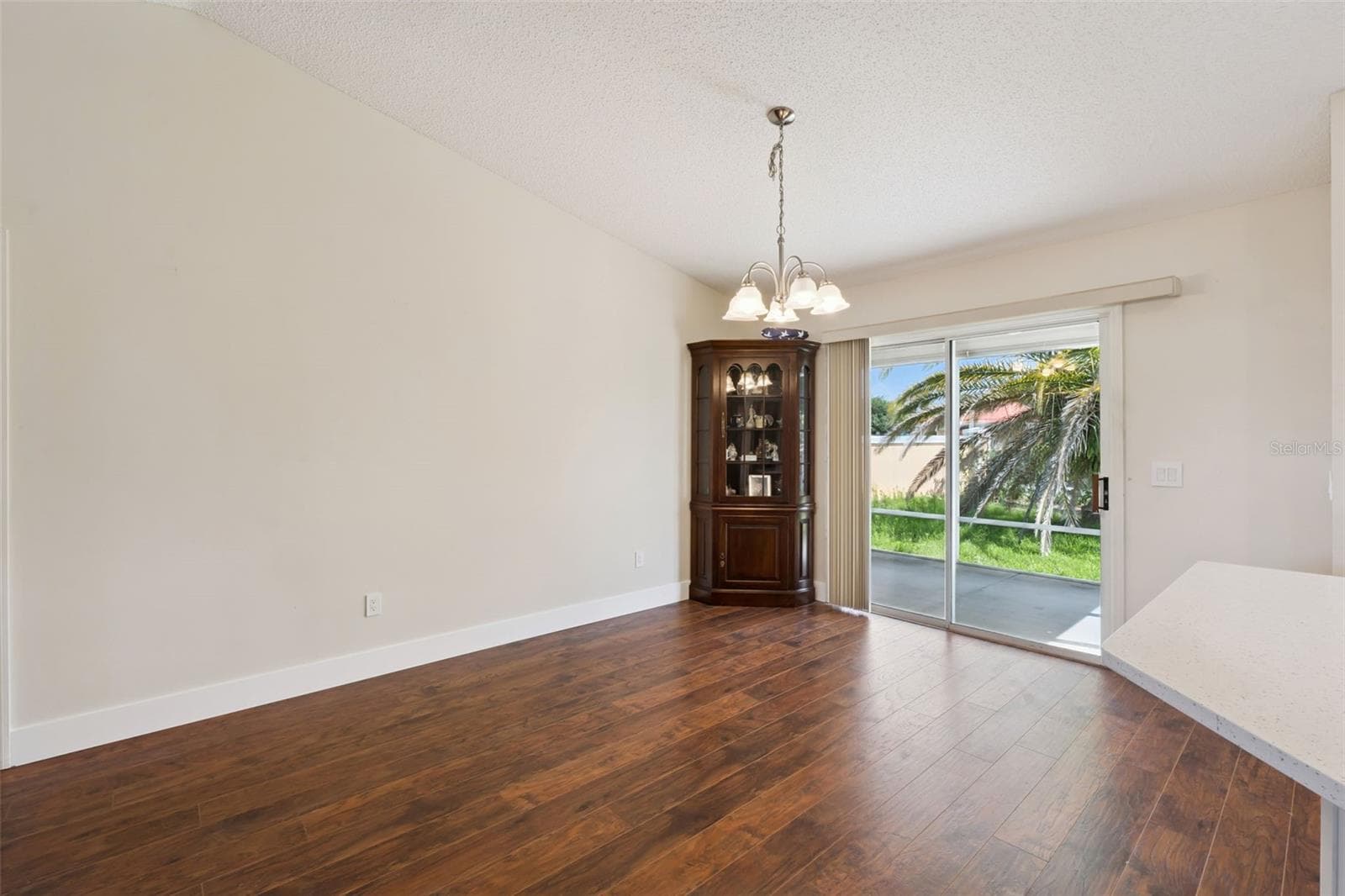 Living Room Overlooking Private Lanai - 1575 HOLLYBERRY PL, THE VILLAGES
