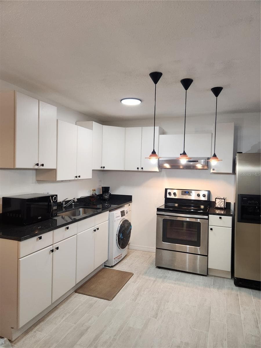 Open Kitchen, granite counter tops and newer appliances - 9101 W HILLSBOROUGH AVE #I209, TAMPA