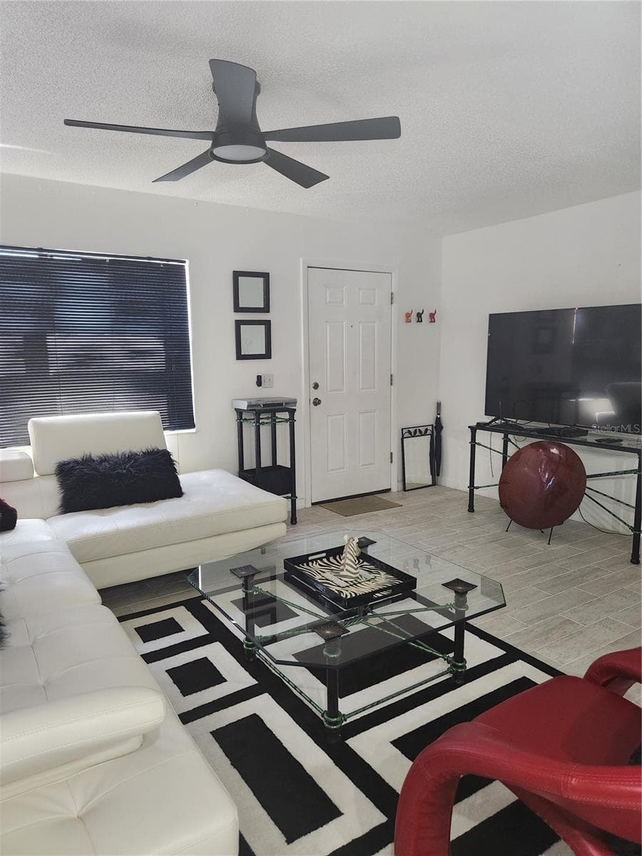 Newer windows, fixtures, freshly painted & newer floors - 9101 W HILLSBOROUGH AVE #I209, TAMPA