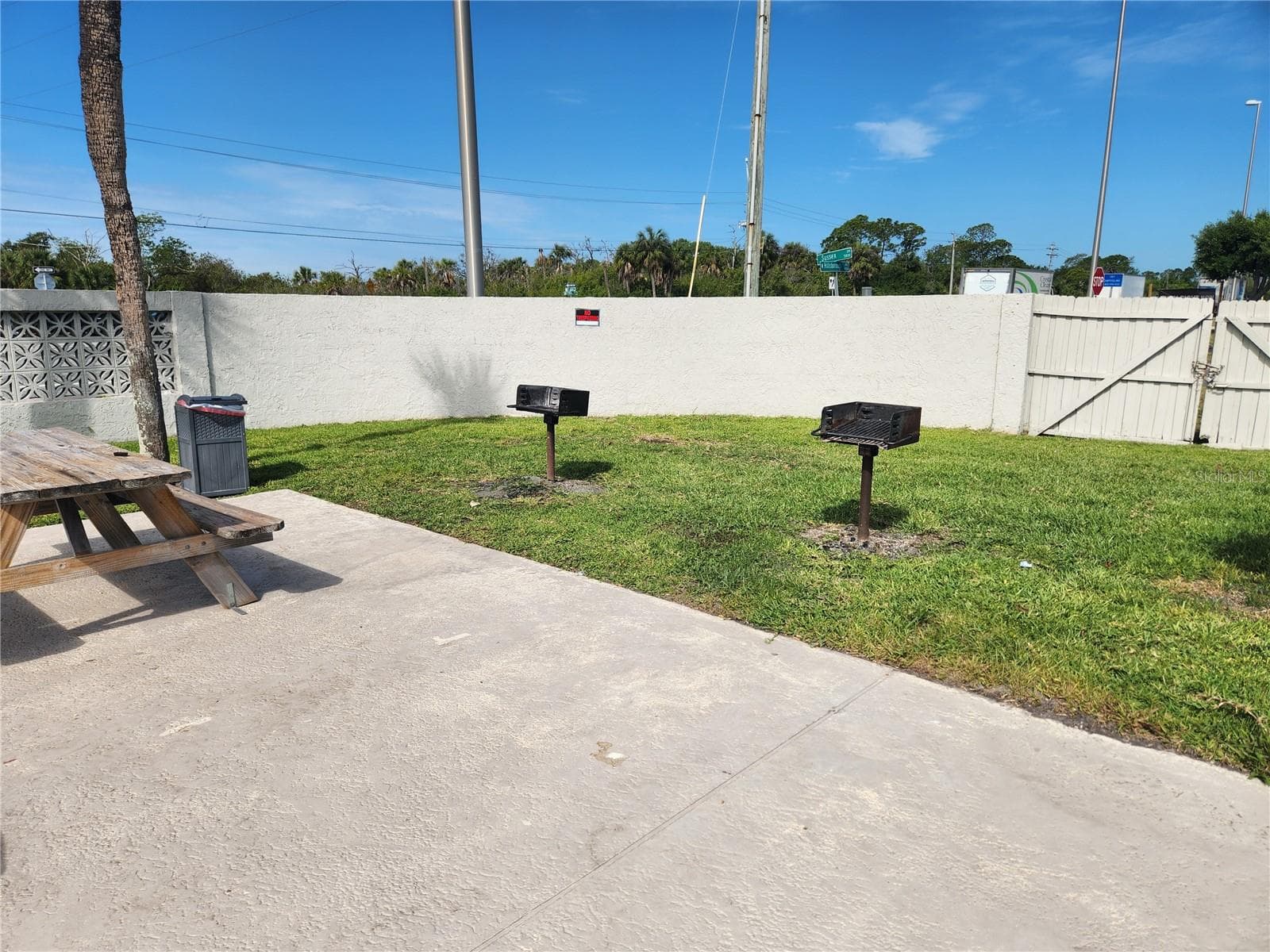 Pool & Picnic Area - 9101 W HILLSBOROUGH AVE #I209, TAMPA