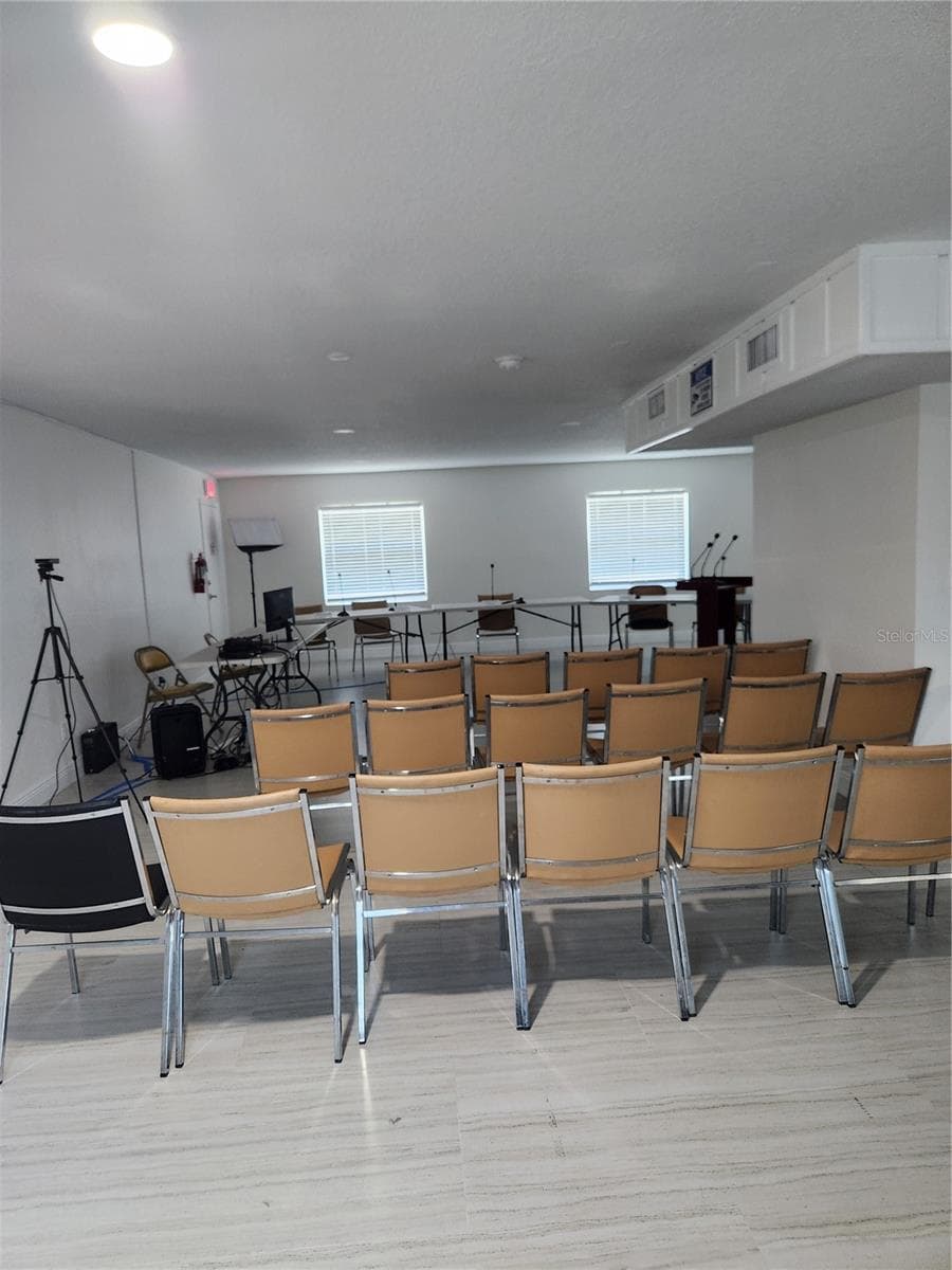 Clubhouse Meeting Room - 9101 W HILLSBOROUGH AVE #I209, TAMPA