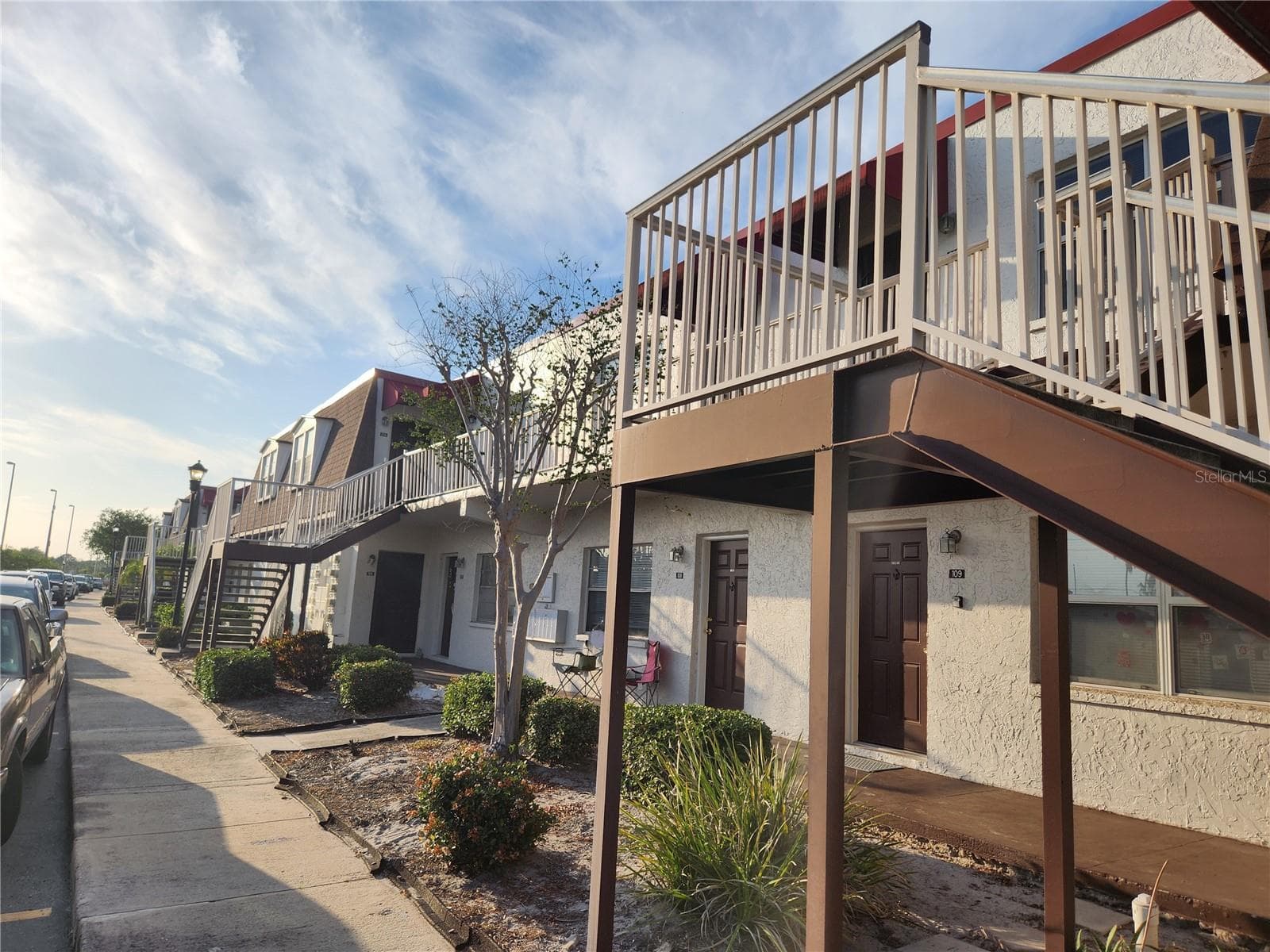 9101 Stairs & Sidewalk - 9101 W HILLSBOROUGH AVE #I209, TAMPA