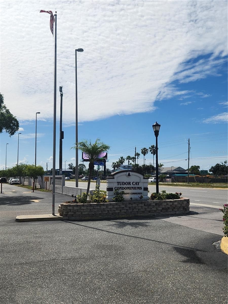 Tudor Cay Entrance & Exit on Hillsborough Ave - 9101 W HILLSBOROUGH AVE #I209, TAMPA