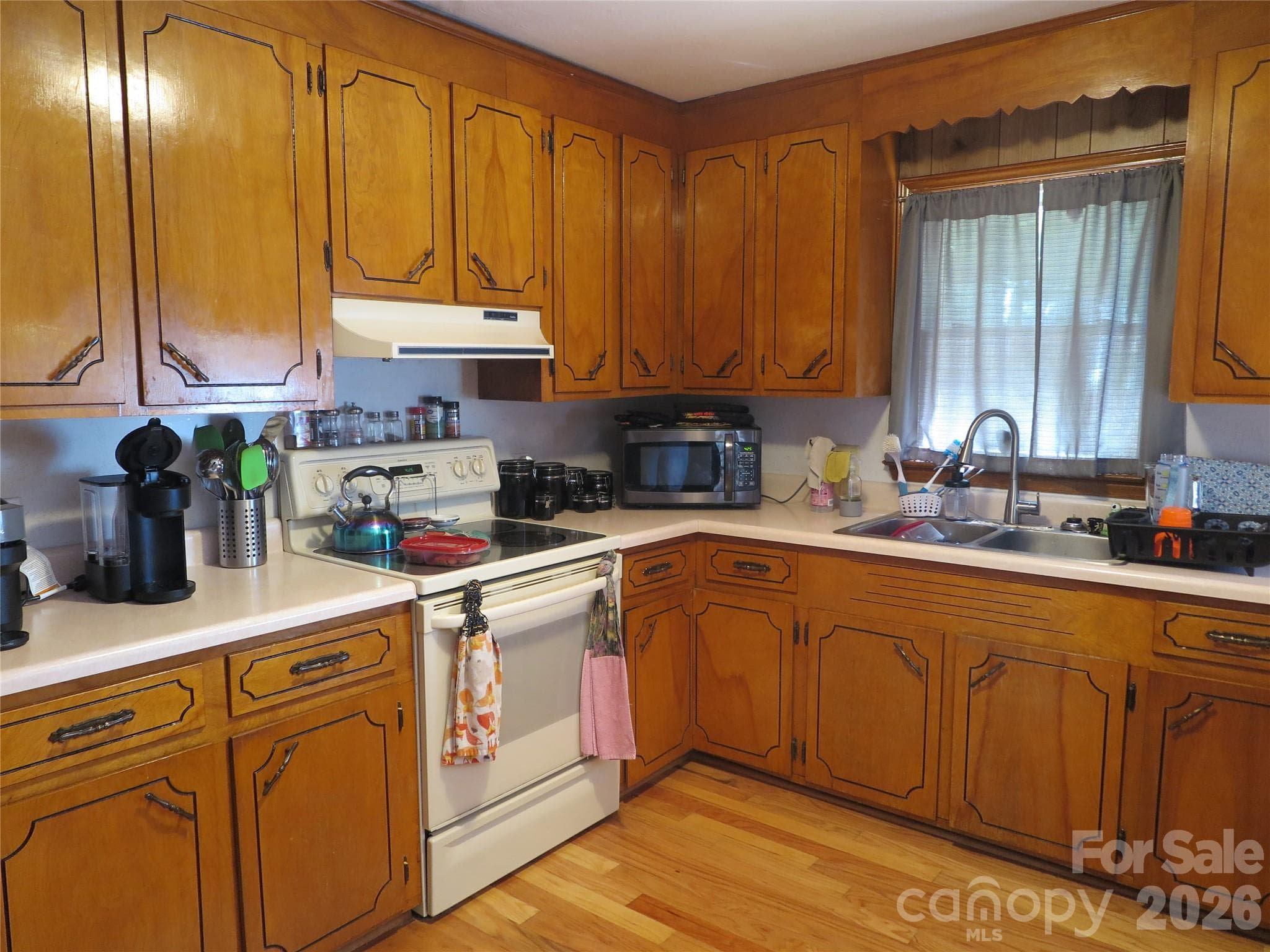 Single Family Residence at 112 Glenn Oaks Drive, Lawndale, photo 5 of 25