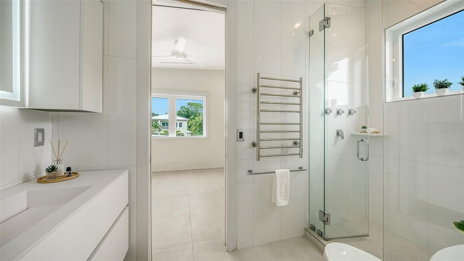 Upstairs Jack and Jill bath - 2138 HAWTHORNE ST, SARASOTA