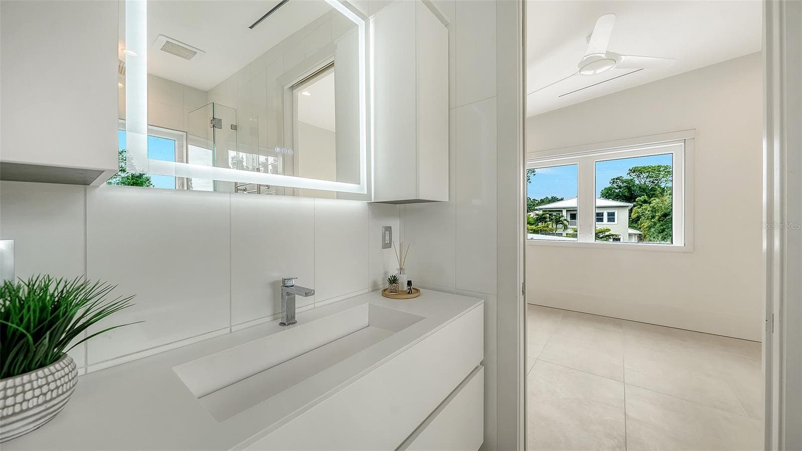 Upstairs Jack and Jill bath - 2138 HAWTHORNE ST, SARASOTA