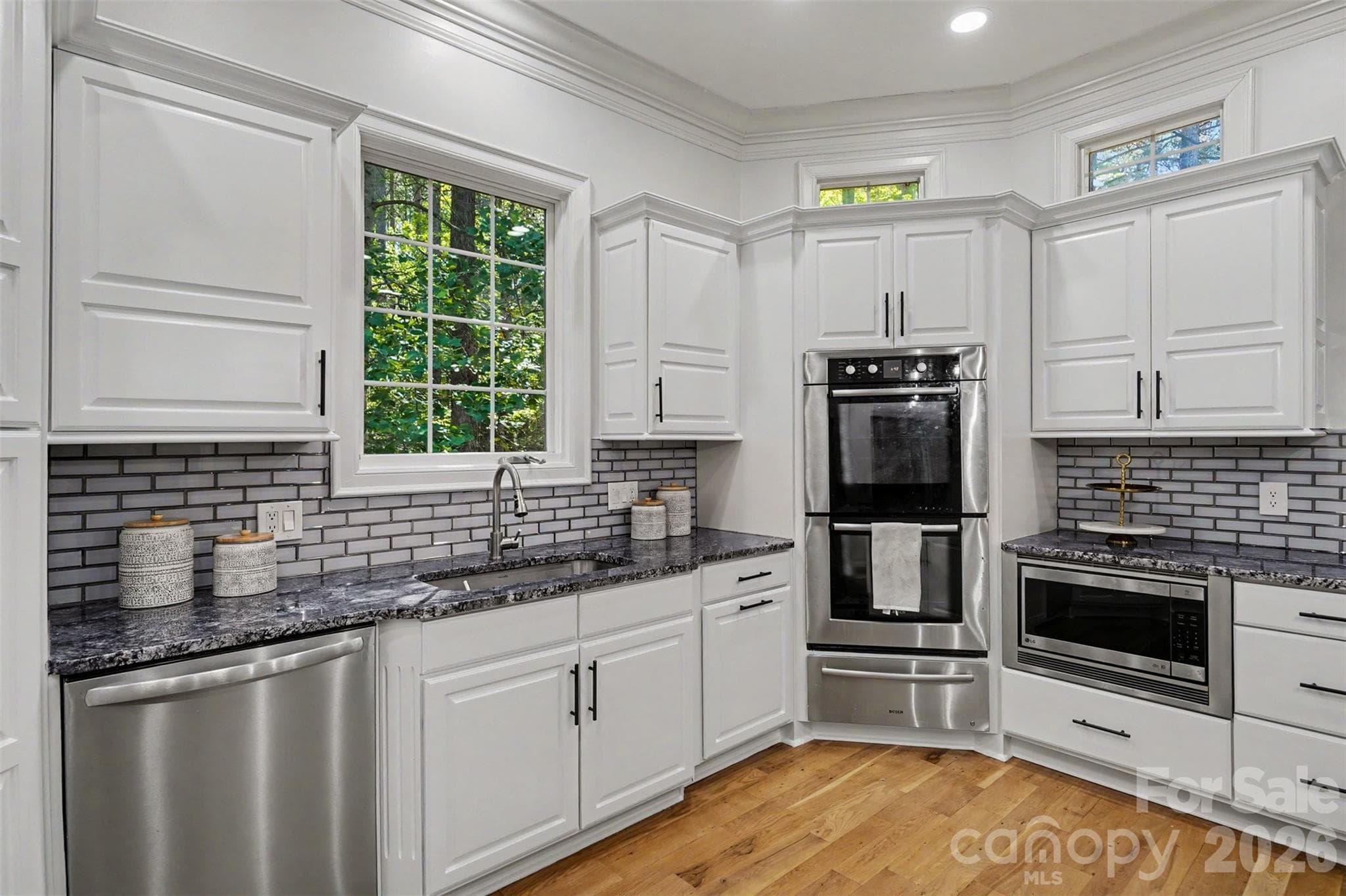 Spacious Gourmet Bosch Kitchen - 5129 Watermead Lane, Belmont