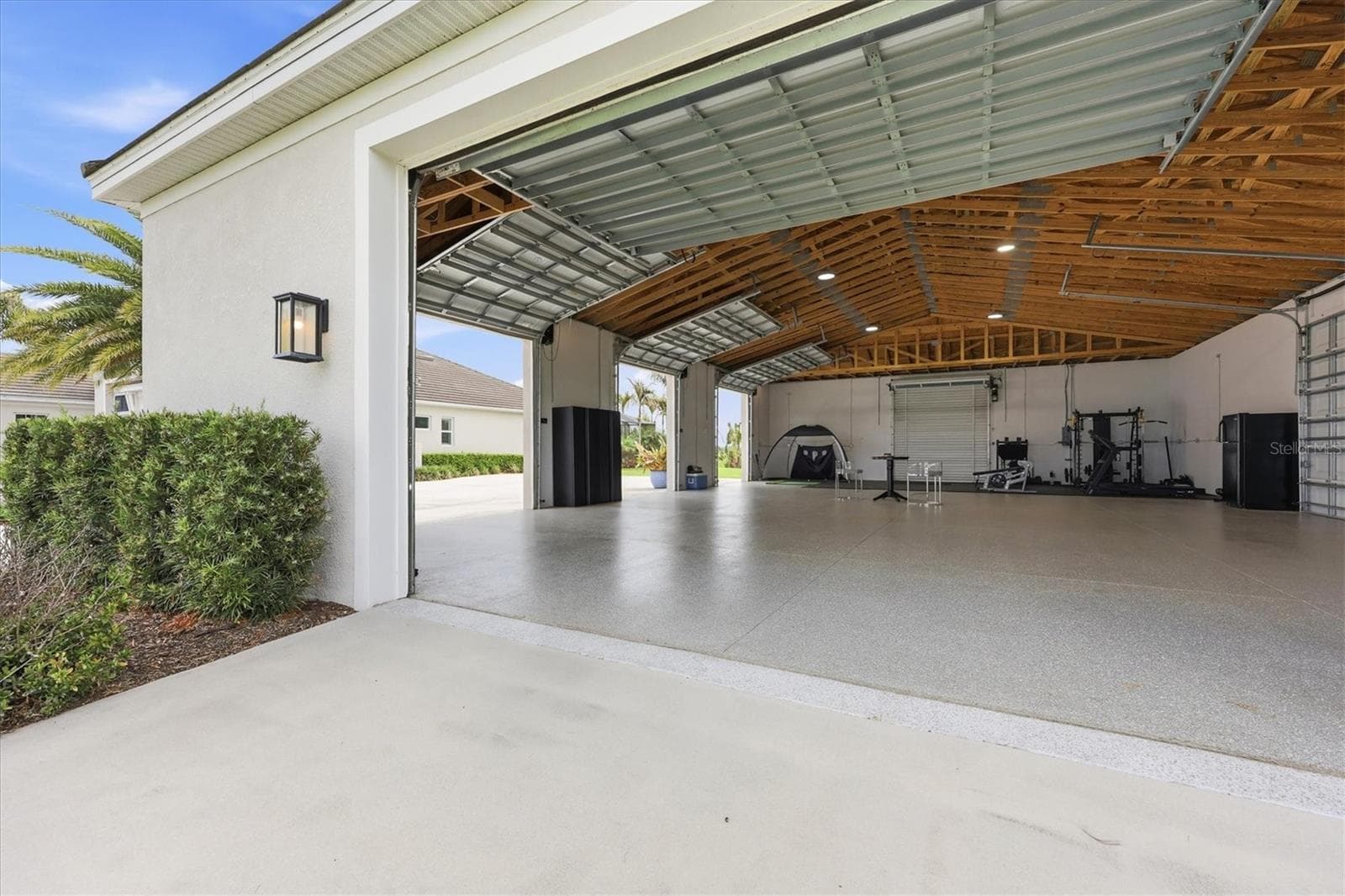 2,400 SF Garage with Epoxy Floors and 6 Garage Doors - 3467 COMPOUND CT, SARASOTA