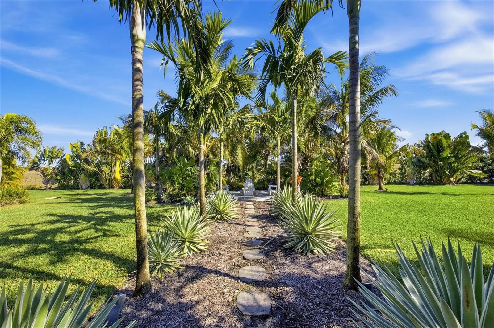 Path to Firepit - 3467 COMPOUND CT, SARASOTA