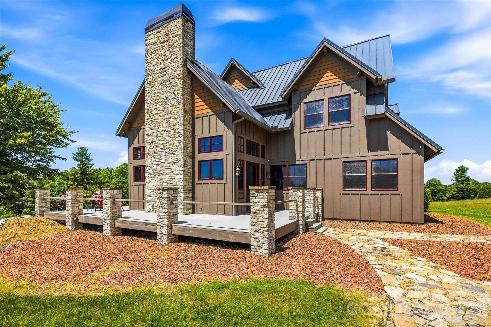 Gracious outdoor living spaces - 4862 Pinnacle Mountain Road, Zirconia