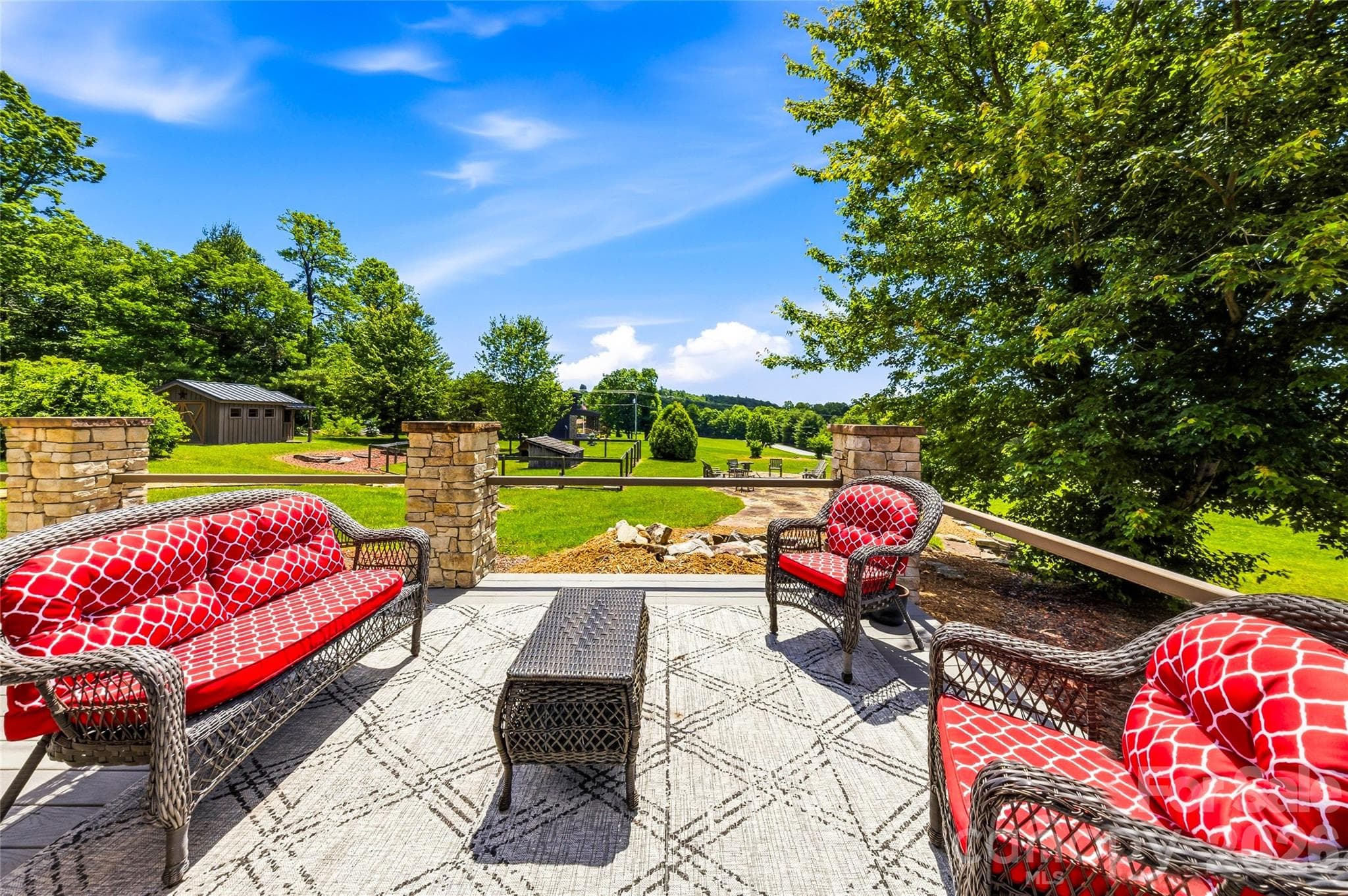 Custom retreat on 4.17 private acres - 4862 Pinnacle Mountain Road, Zirconia
