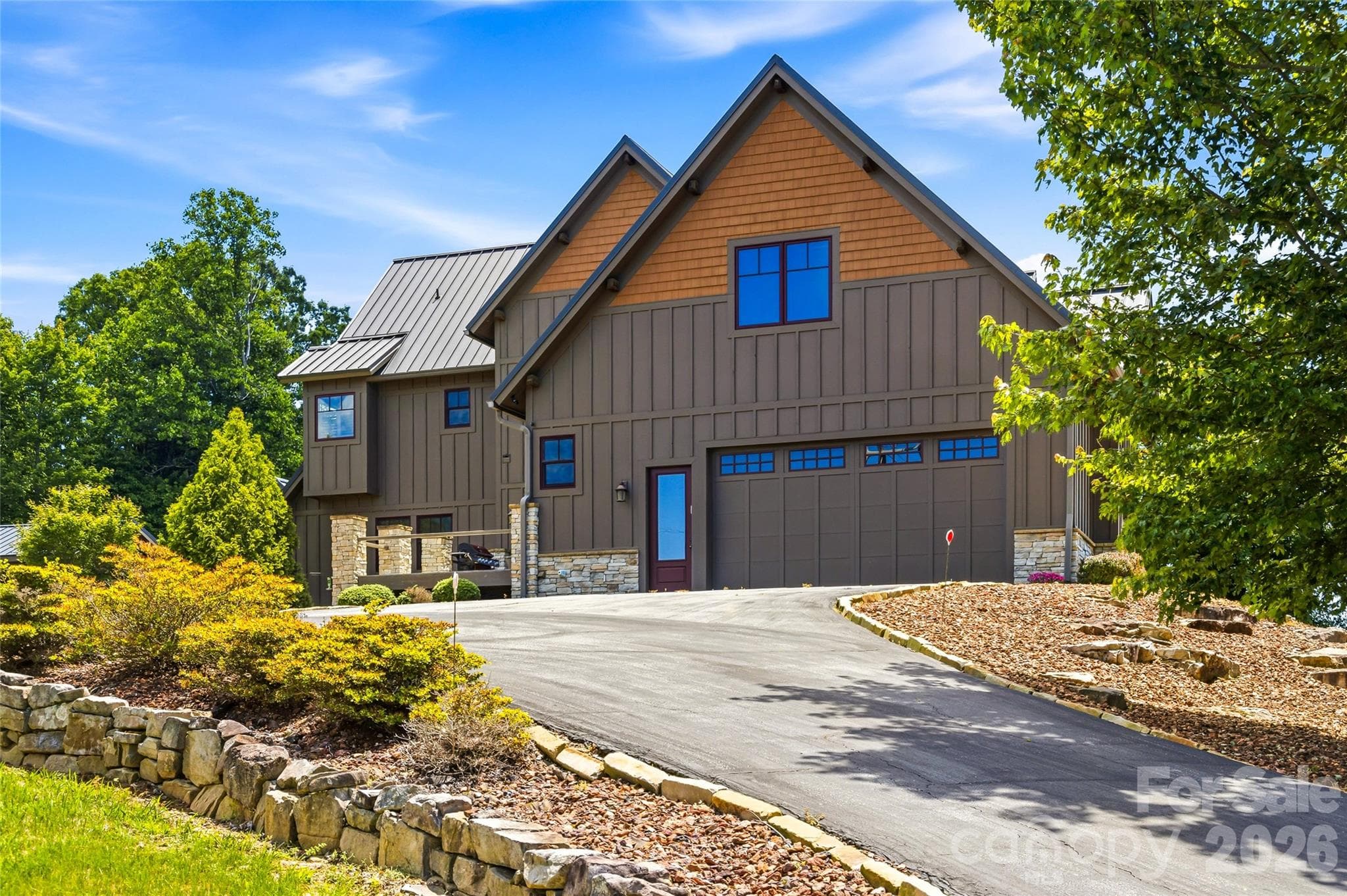 Private paved drive to Mon house with 2- car garage - 4862 Pinnacle Mountain Road, Zirconia